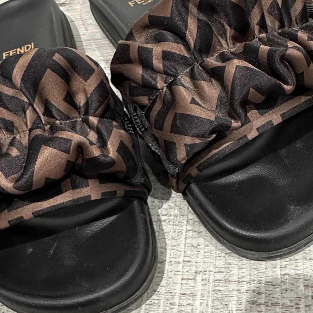 Fendi Women's Black and Brown Patterned Slide Sandals - Picture 8 of 15